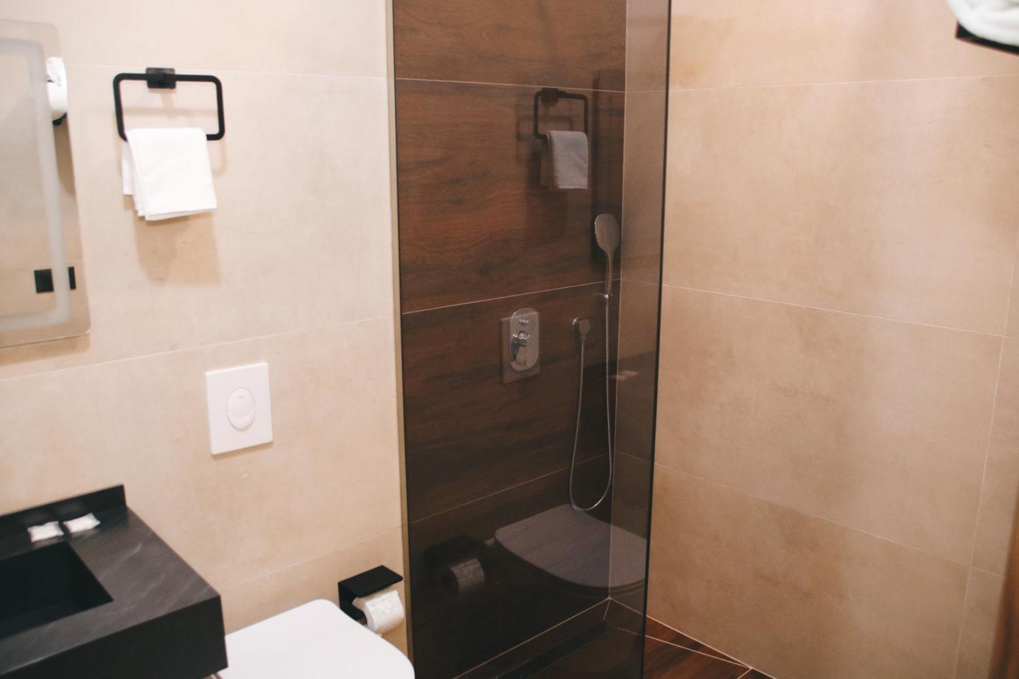 Hotel Rozafa Suhareke Екстериор снимка