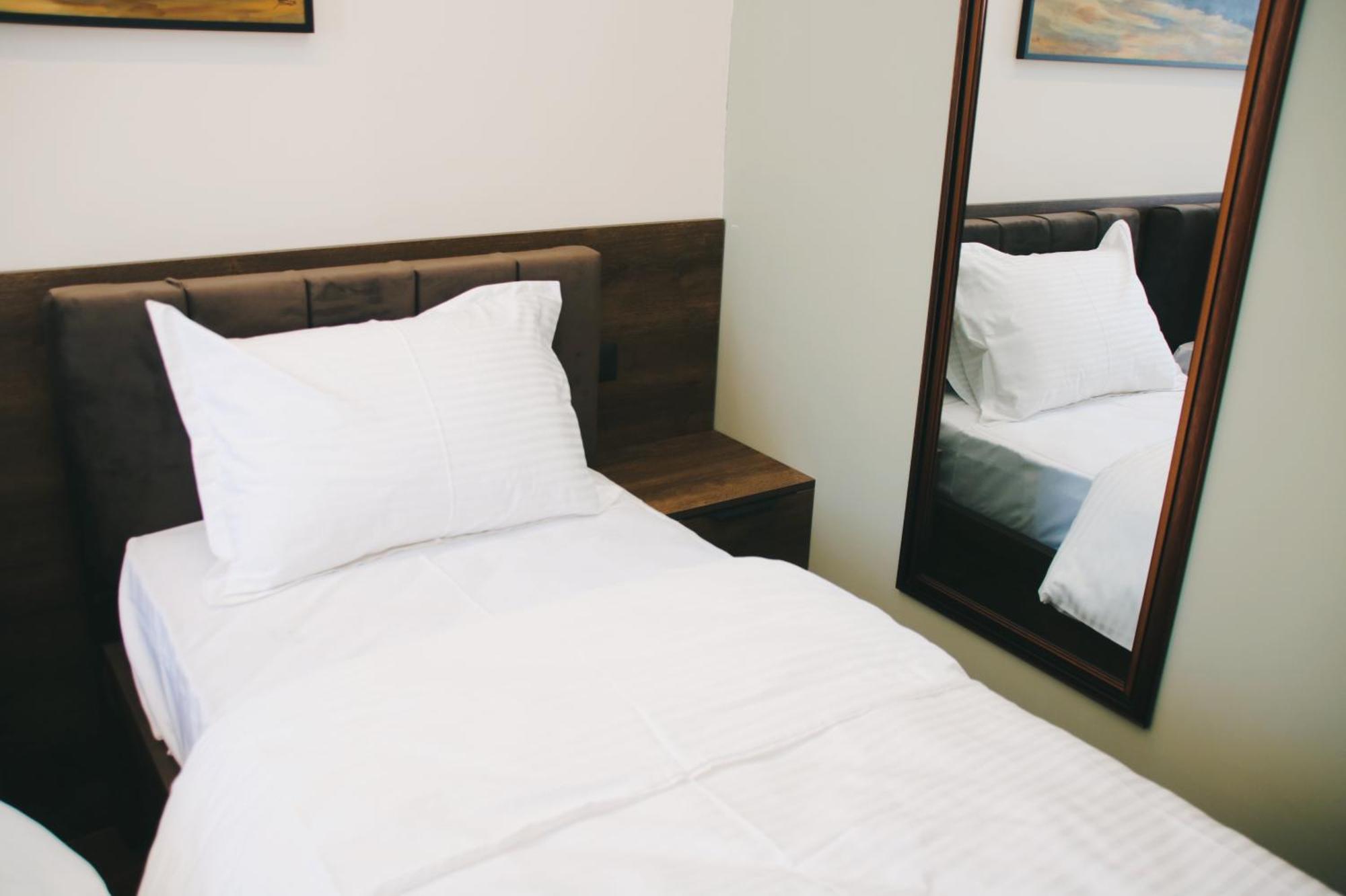 Hotel Rozafa Suhareke Екстериор снимка