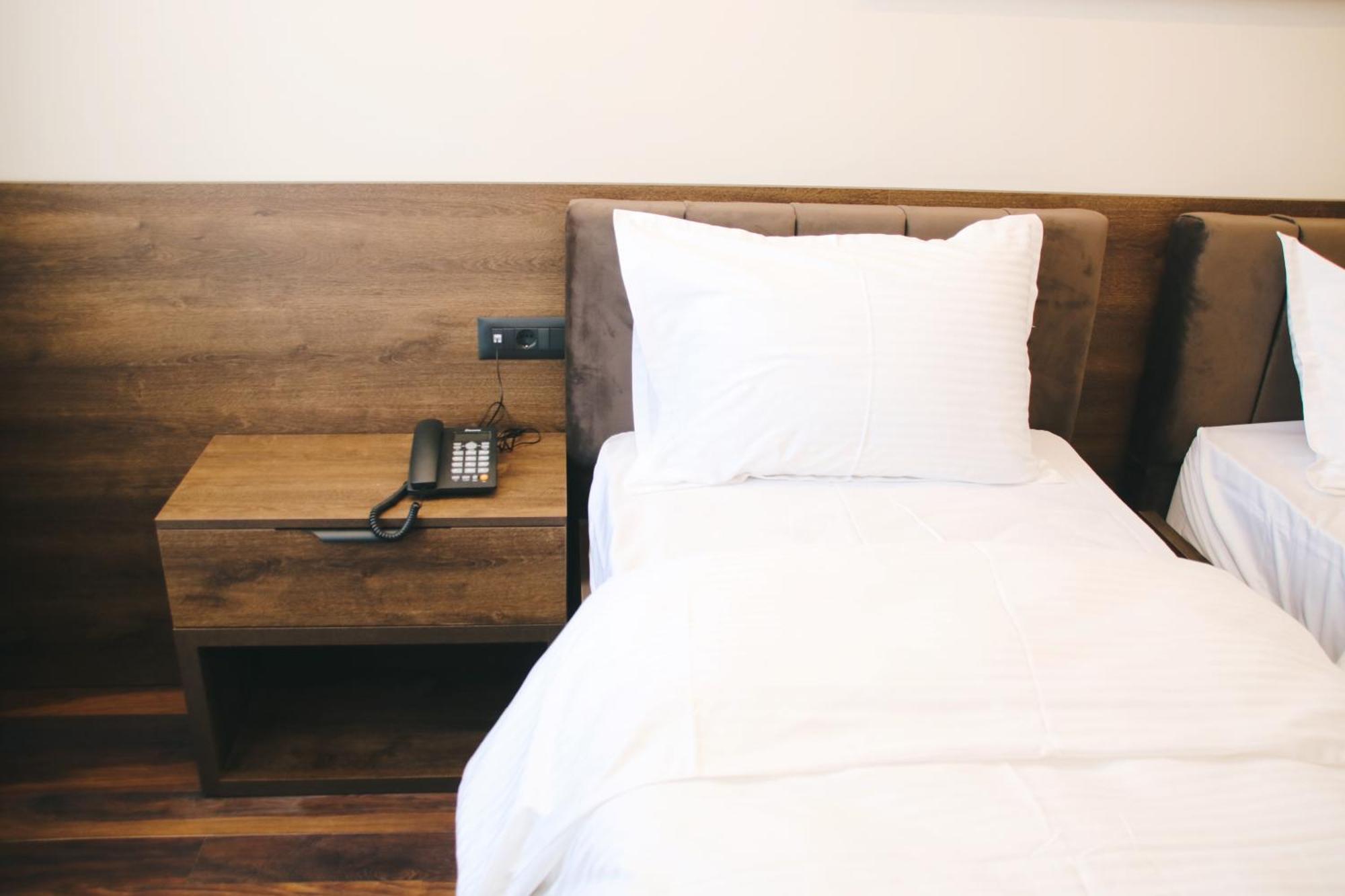 Hotel Rozafa Suhareke Екстериор снимка